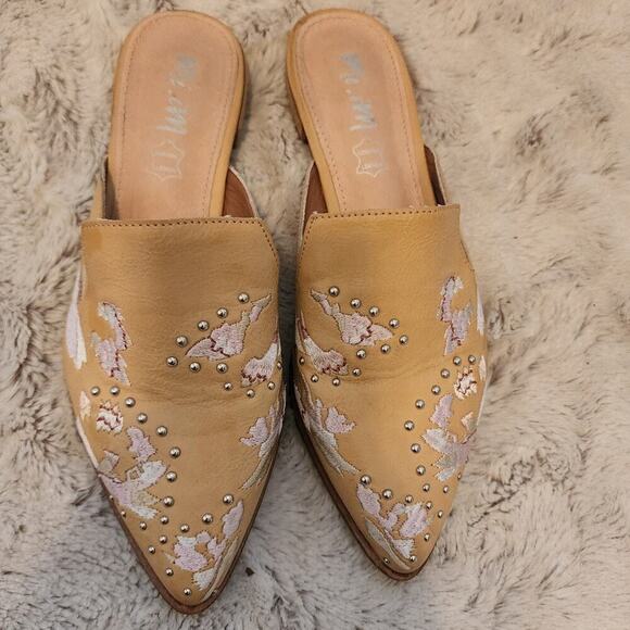 MI IM EMBROIDERED STUDDED BEIGE MULES SIZE 8 - Picture 3 of 6